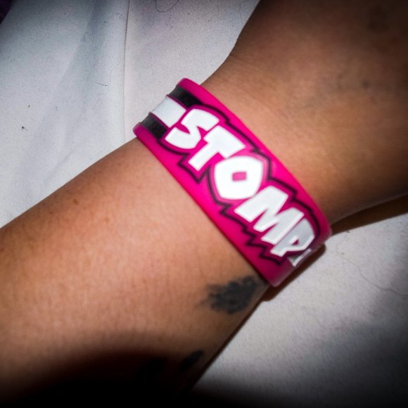 Stomp out bullying pink silicon bracelet - Picture 1 of 4
